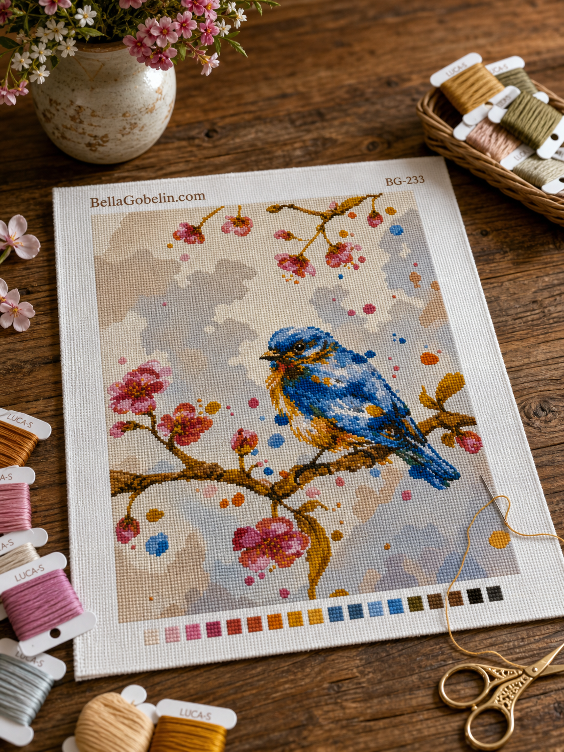Blauer Vogel auf blühendem Ast