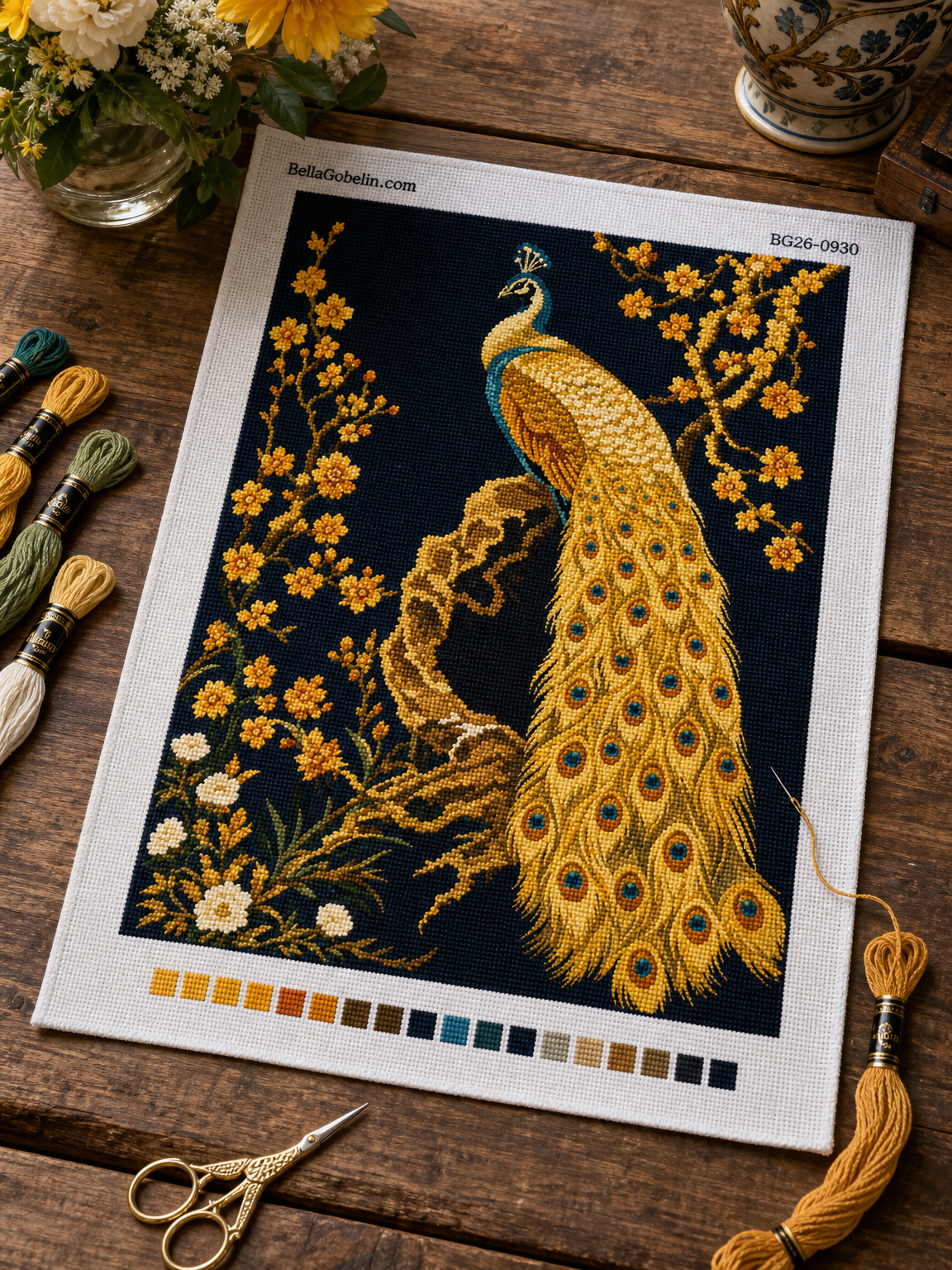 Goldener Pfau auf blühenden Ästen