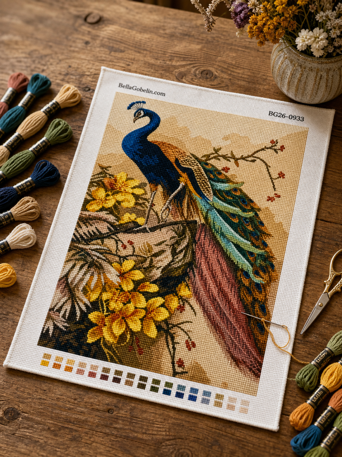 Pfau auf blühenden Ästen