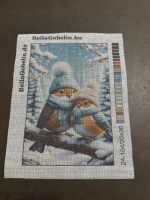 Kleine Vögel im Schal und mit Mütze