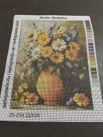 Blumenstrauß in einem Tonkrug